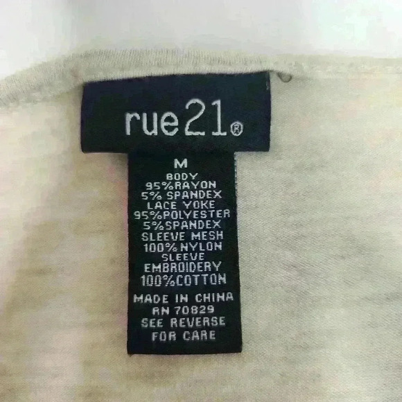 Rue21 women's cream colored blouse size medium - Picture 6 of 7